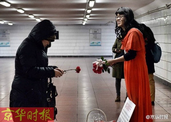 พ่อแต่งหญิงขายดอกไม้หาเงินรักษาลูก พ่อแต่งหญิงขายดอกไม้หาเงินรักษาลูก