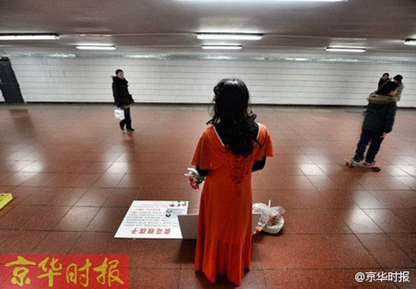 พ่อแต่งหญิงขายดอกไม้หาเงินรักษาลูก พ่อแต่งหญิงขายดอกไม้หาเงินรักษาลูก