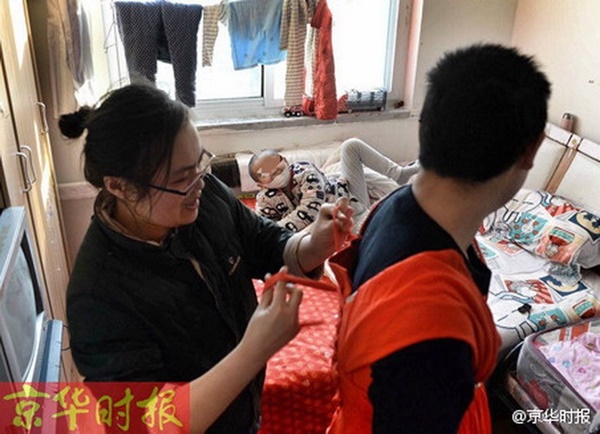 พ่อแต่งหญิงขายดอกไม้หาเงินรักษาลูก พ่อแต่งหญิงขายดอกไม้หาเงินรักษาลูก