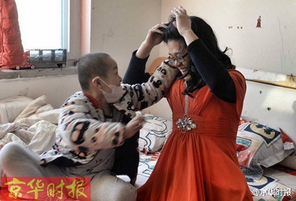 พ่อแต่งหญิงขายดอกไม้หาเงินรักษาลูก พ่อแต่งหญิงขายดอกไม้หาเงินรักษาลูก