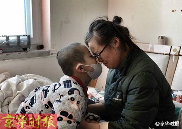 พ่อแต่งหญิงขายดอกไม้หาเงินรักษาลูก พ่อแต่งหญิงขายดอกไม้หาเงินรักษาลูก