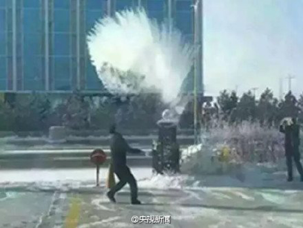 สาดน้ำเดือดใส่อากาศหนาว สาดน้ำเดือดใส่อากาศหนาว