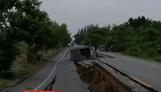 ถนนทรุด 2 เมตร ถนนทรุด 2 เมตร