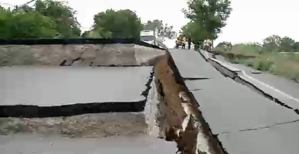 ถนนทรุด 2 เมตร ถนนทรุด 2 เมตร