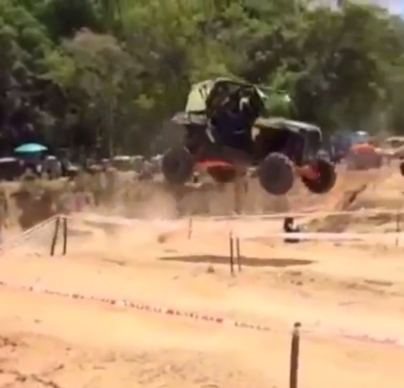 คลิประทึก ! พีท ทองเจือ โชว์ขับออฟโรดตีลังกากลางสนามแข่ง คลิประทึก ! พีท ทองเจือ โชว์ขับออฟโรดตีลังกากลางสนามแข่ง