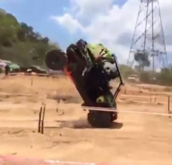 คลิประทึก ! พีท ทองเจือ โชว์ขับออฟโรดตีลังกากลางสนามแข่ง คลิประทึก ! พีท ทองเจือ โชว์ขับออฟโรดตีลังกากลางสนามแข่ง