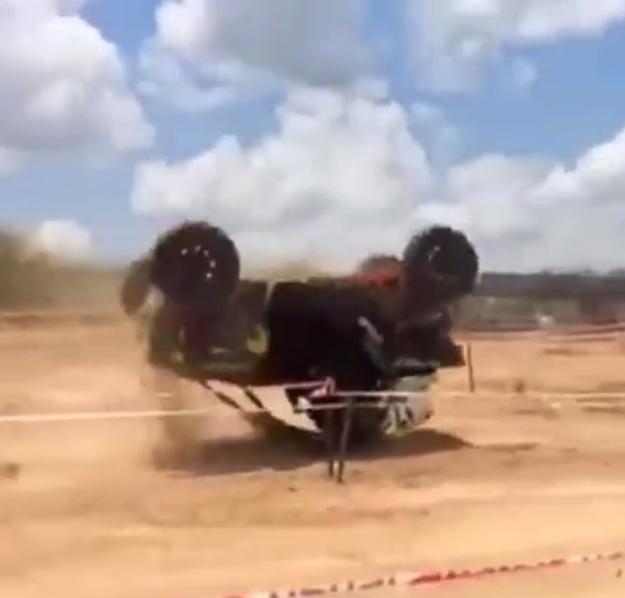 คลิประทึก ! พีท ทองเจือ โชว์ขับออฟโรดตีลังกากลางสนามแข่ง คลิประทึก ! พีท ทองเจือ โชว์ขับออฟโรดตีลังกากลางสนามแข่ง