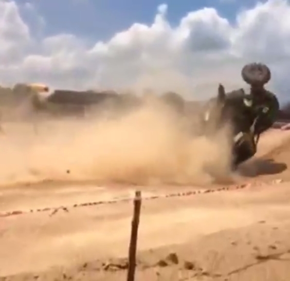 คลิประทึก ! พีท ทองเจือ โชว์ขับออฟโรดตีลังกากลางสนามแข่ง คลิประทึก ! พีท ทองเจือ โชว์ขับออฟโรดตีลังกากลางสนามแข่ง