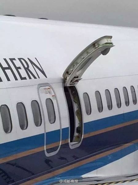 เปิดประตูเครื่องบินฉุกเฉิน เปิดประตูเครื่องบินฉุกเฉิน