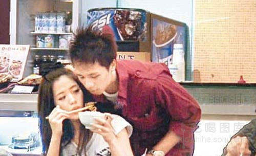 มหาวิทยาลัยจีนห้ามคู่รักป้อนข้าวในโรงอาหาร มหาวิทยาลัยจีนห้ามคู่รักป้อนข้าวในโรงอาหาร