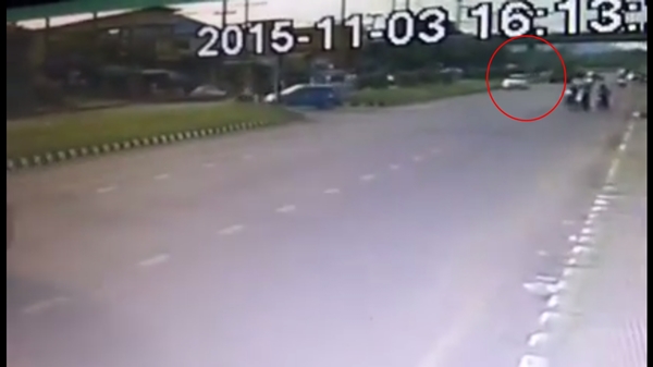 มอเตอร์ไซค์ปาดหน้ารถเก๋งโดนชนขาขาด มอเตอร์ไซค์ปาดหน้ารถเก๋งโดนชนขาขาด