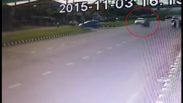 มอเตอร์ไซค์ปาดหน้ารถเก๋งโดนชนขาขาด มอเตอร์ไซค์ปาดหน้ารถเก๋งโดนชนขาขาด