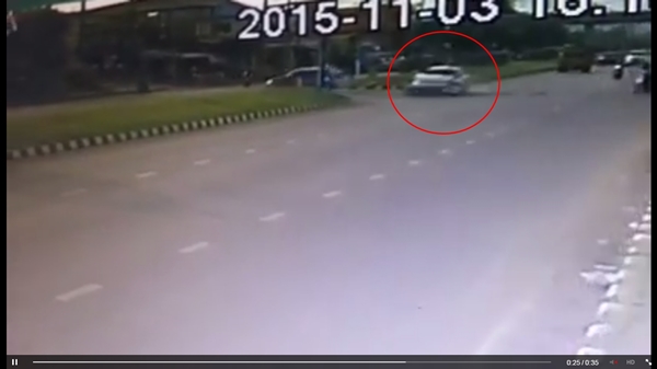 มอเตอร์ไซค์ปาดหน้ารถเก๋งโดนชนขาขาด มอเตอร์ไซค์ปาดหน้ารถเก๋งโดนชนขาขาด