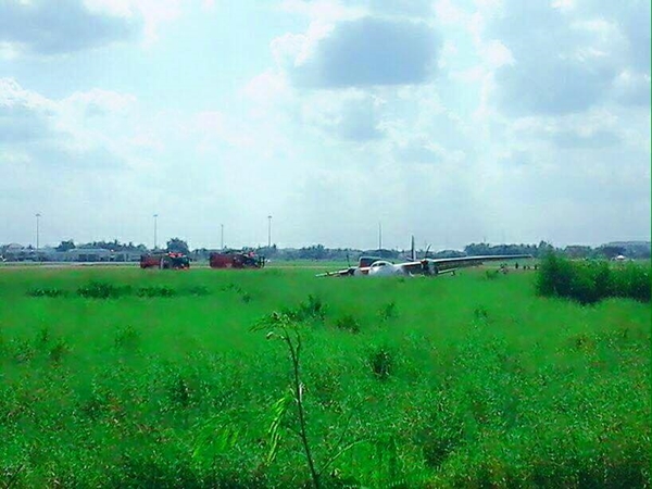 เครื่องบินลาวจอดฉุกเฉินกลางทุ่ง เครื่องบินลาวจอดฉุกเฉินกลางทุ่ง