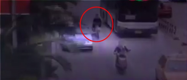 เปิดประตูกระแทกมอเตอร์ไซค์ล้ม รถเมล์เหยียบดับ เปิดประตูกระแทกมอเตอร์ไซค์ล้ม รถเมล์เหยียบดับ