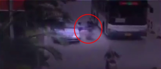 เปิดประตูกระแทกมอเตอร์ไซค์ล้ม รถเมล์เหยียบดับ เปิดประตูกระแทกมอเตอร์ไซค์ล้ม รถเมล์เหยียบดับ