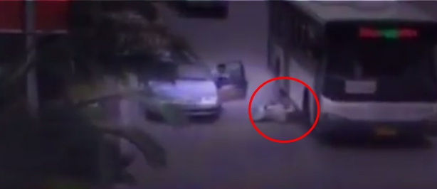 เปิดป เปิดประตูกระแทกมอเตอร์ไซค์ล้ม รถเมล์เหยียบดับ