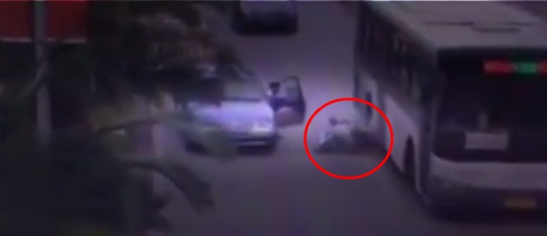 เปิดประตูกระแทกมอเตอร์ไซค์ล้ม รถเมล์เหยียบดับ เปิดประตูกระแทกมอเตอร์ไซค์ล้ม รถเมล์เหยียบดับ