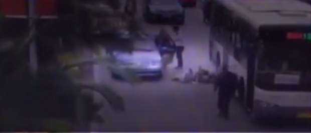 เปิดประตูกระแทกมอเตอร์ไซค์ล้ม รถเมล์เหยียบดับ เปิดประตูกระแทกมอเตอร์ไซค์ล้ม รถเมล์เหยียบดับ