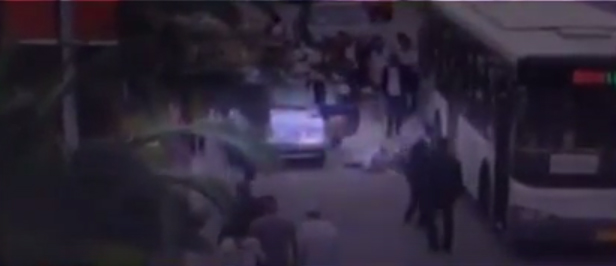 เปิดประตูกระแทกมอเตอร์ไซค์ล้ม รถเมล์เหยียบดับ เปิดประตูกระแทกมอเตอร์ไซค์ล้ม รถเมล์เหยียบดับ