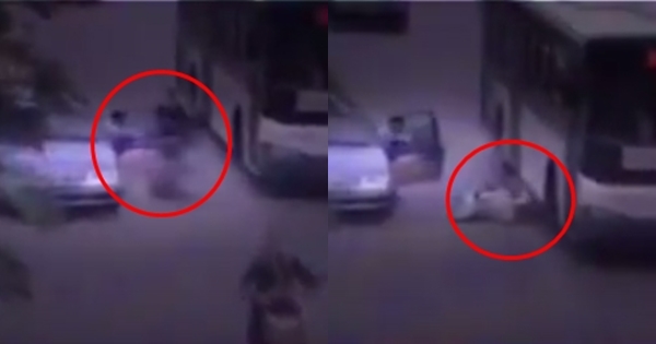 เปิดประตูกระแทกมอเตอร์ไซค์ล้ม รถเมล์เหยียบดับ เปิดประตูกระแทกมอเตอร์ไซค์ล้ม รถเมล์เหยียบดับ