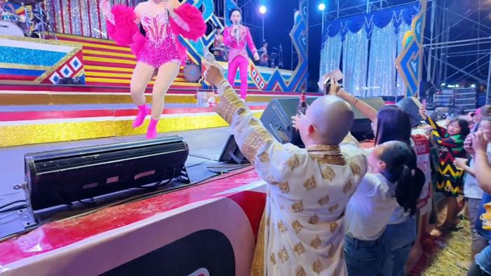 หมอลำเด้งเอวใส่นาค หมอลำเด้งเอวใส่นาค