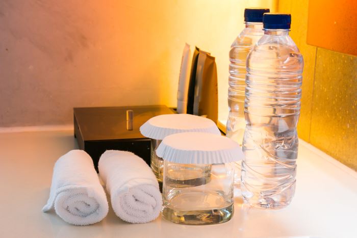 โยนขวดน้ำใต้เตียง โยนขวดน้ำใต้เตียง