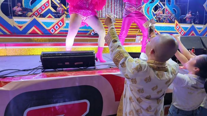 หมอลำเด้งเอวใส่นาค หมอลำเด้งเอวใส่นาค