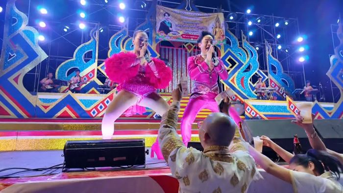 หมอลำเด้งเอวใส่นาค หมอลำเด้งเอวใส่นาค