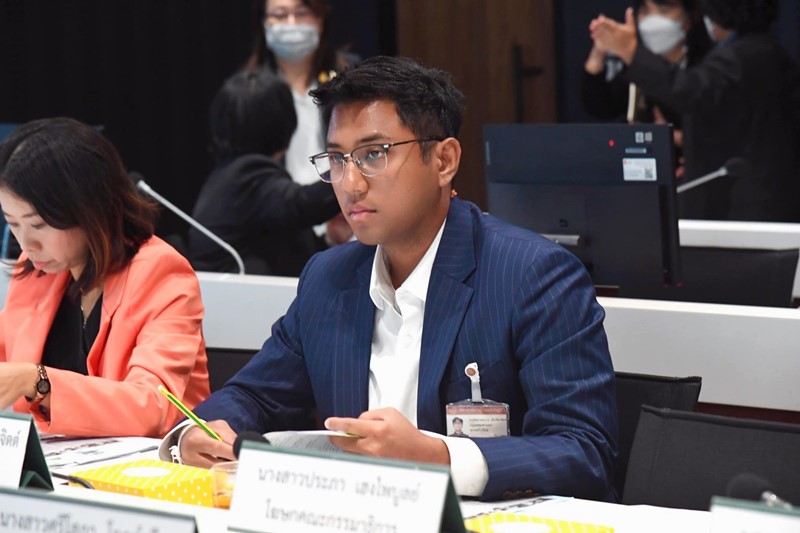 ปูอัด ก้าวไกล ปูอัด ก้าวไกล