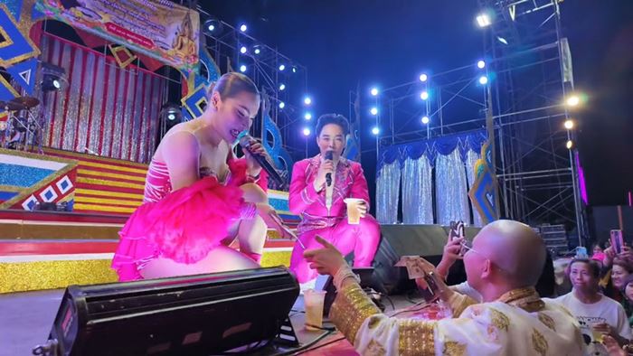 หมอลำเด้งเอวใส่นาค หมอลำเด้งเอวใส่นาค