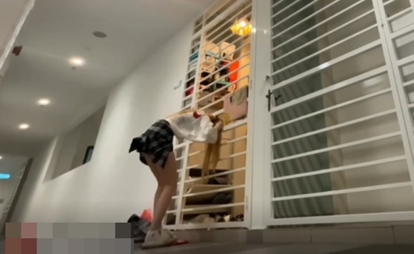 ลืมกุญแจบ้าน สาวแปลงร่างเป็นงูเลื้อยเข้าช่องประตู คนดูอึ้ง เข้าไปได้ไง ลืมกุญแจบ้าน สาวแปลงร่างเป็นงูเลื้อยเข้าช่องประตู คนดูอึ้ง เข้าไปได้ไง