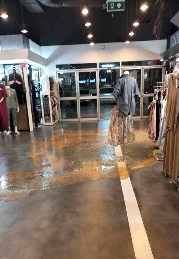 เฉลยแล้ว น้ำสีเหลือง ๆ ที่รั่วจากเพดานห้างดัง คืออะไร - หนุ่ม กรรชัย ตั้งข้อสังเกต เฉลยแล้ว น้ำสีเหลือง ๆ ที่รั่วจากเพดานห้างดัง คืออะไร - หนุ่ม กรรชัย ตั้งข้อสังเกต