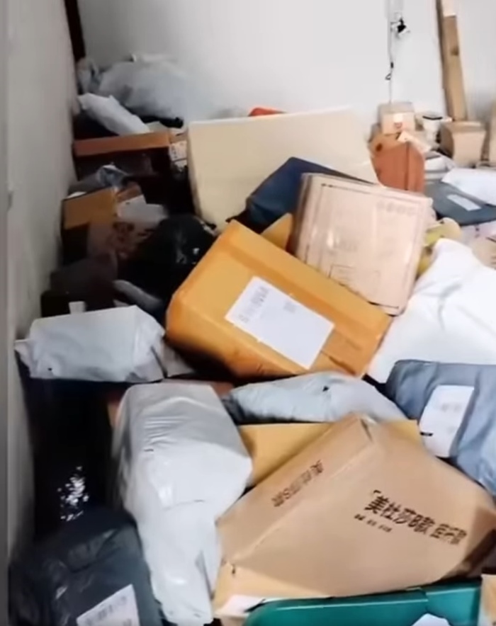 J&T เจอพนักงานประท้วง J&T เจอพนักงานประท้วง