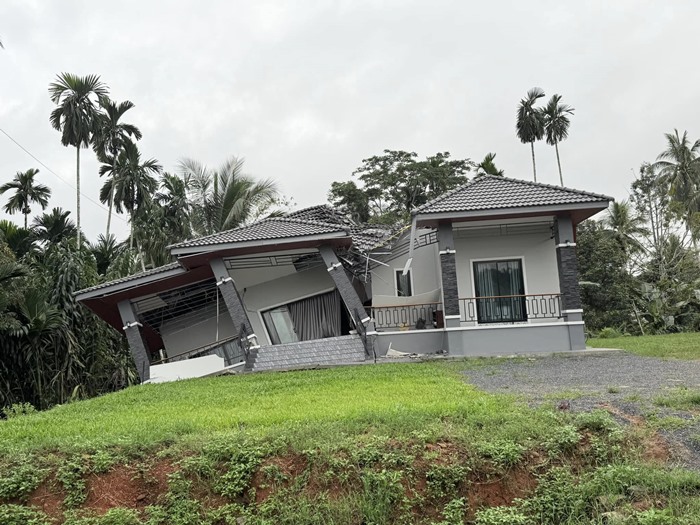สร้างบ้านได้ 3 เดือน ดินทรุดบ้านพังทั้งหลัง สร้างบ้านได้ 3 เดือน ดินทรุดบ้านพังทั้งหลัง