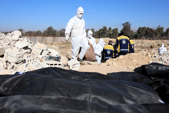 พบหลุมศพหมู่ในซีเรีย ฝังกลบอย่างน้อย 100,000 ศพ พบหลุมศพหมู่ในซีเรีย ฝังกลบอย่างน้อย 100,000 ศพ