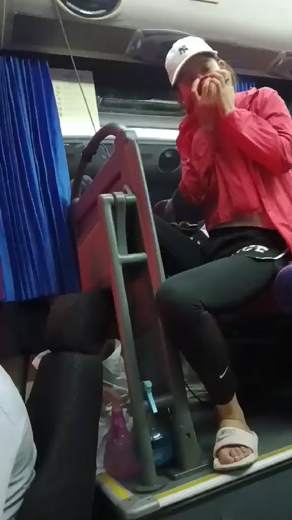 นทท. จีน กลั้นไม่อยู่ ผายลมในรสบัส นทท. จีน กลั้นไม่อยู่ ผายลมในรสบัส