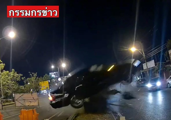 หนุ่ม 16 นามสกุลดัง ขับเบนซ์เสียหลัก เหินไปคารถ 6 ล้อ พังยับ หนุ่ม 16 นามสกุลดัง ขับเบนซ์เสียหลัก เหินไปคารถ 6 ล้อ พังยับ