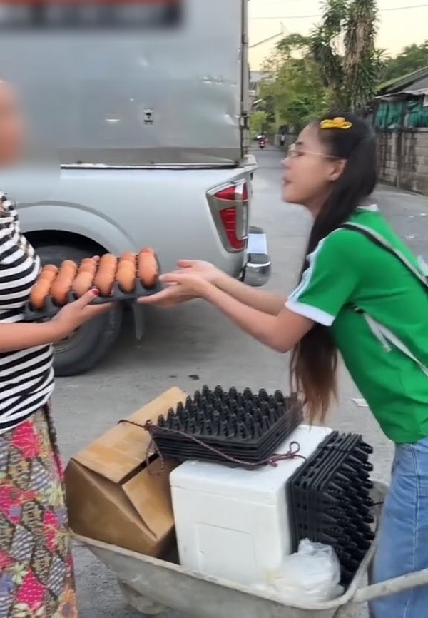 น้องเต้าหู้ ทำคลิปแจกของปีใหม่ให้ชาวบ้าน ก่อนเจอโมเมนต์สุดเหวอ น้องเต้าหู้ ทำคลิปแจกของปีใหม่ให้ชาวบ้าน ก่อนเจอโมเมนต์สุดเหวอ