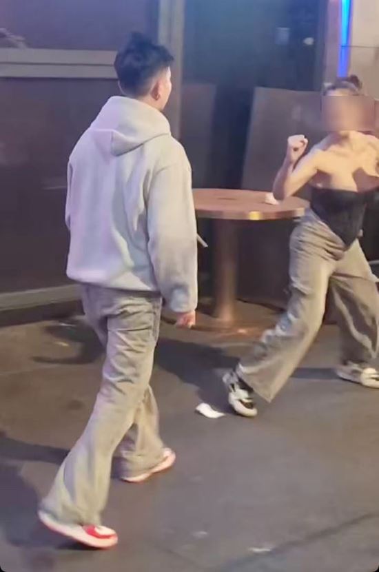 สาวเซ็กซี่ซัดหนุ่มกลางถนน ฉุนเจอฝ่ามือมังกรตะครุบเต้า สาวเซ็กซี่ซัดหนุ่มกลางถนน ฉุนเจอฝ่ามือมังกรตะครุบเต้า