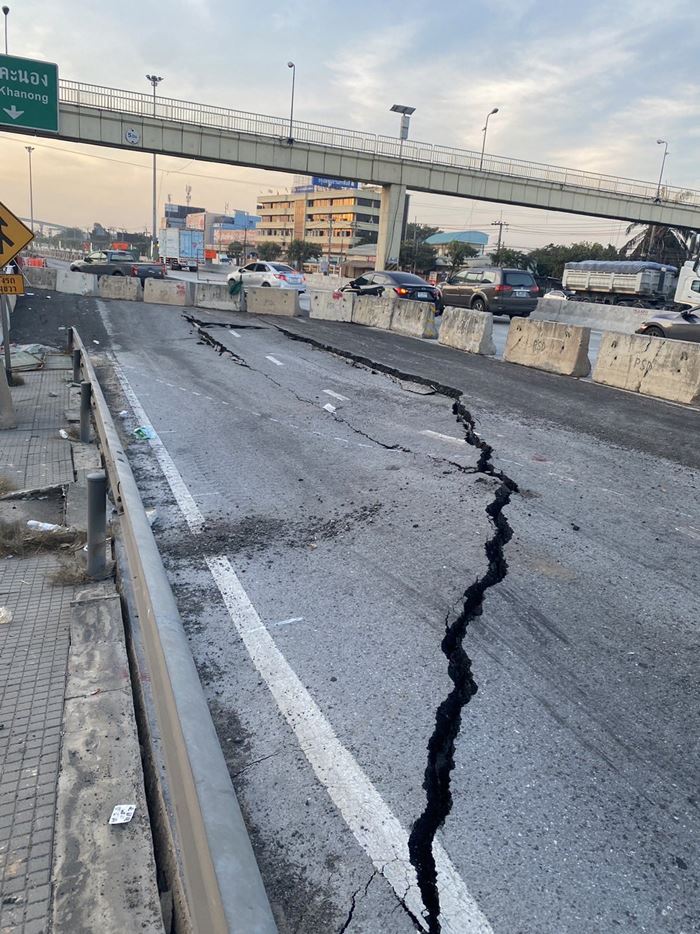 ถนนทรุดตัว ถนนทรุดตัว