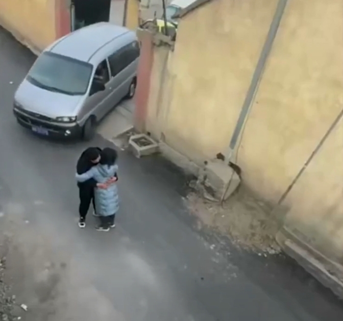 คนกอดกัน คนกอดกัน