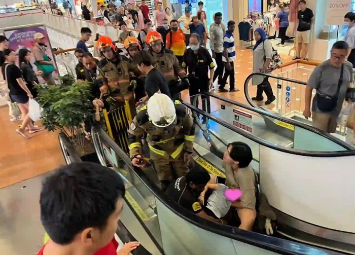 เท้าติดบันไดเลื่อน เท้าติดบันไดเลื่อน