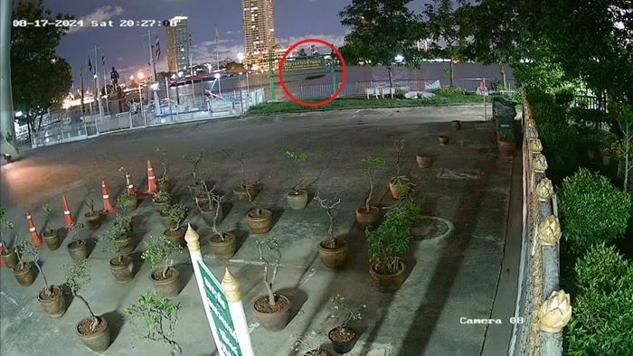 คิวพี ขี่เจ็ตสกีชนเรือหางยาว คิวพี ขี่เจ็ตสกีชนเรือหางยาว