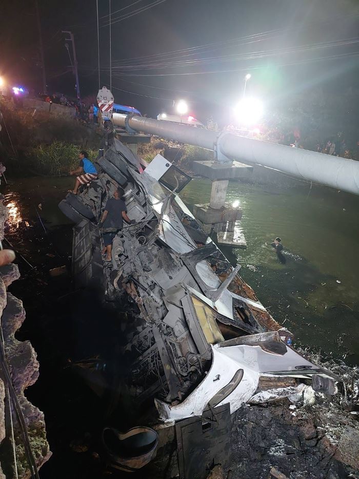 รถตกคลอง รถตกคลอง