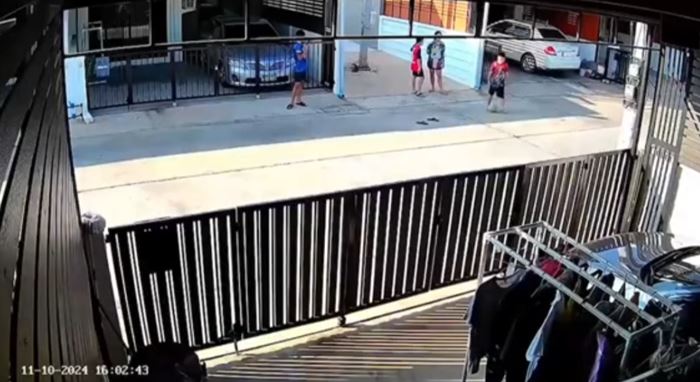 หนูน้อยเตะบอลอัดประตูรั้วบ้านหัก หนูน้อยเตะบอลอัดประตูรั้วบ้านหัก