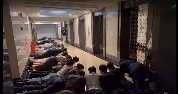 แฉพิธีกรรมประหลาด บริษัทให้ พนง. นอนเรียง 20 คน คำนับเจ้านาย พูดคำขวัญขนลุก แฉพิธีกรรมประหลาด บริษัทให้ พนง. นอนเรียง 20 คน คำนับเจ้านาย พูดคำขวัญขนลุก