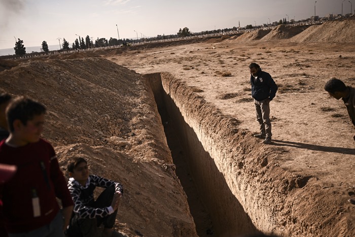 พบหลุมศพหมู่ในซีเรีย ฝังกลบอย่างน้อย 100,000 ศพ พบหลุมศพหมู่ในซีเรีย ฝังกลบอย่างน้อย 100,000 ศพ