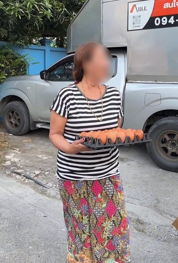 น้องเต้าหู้ ทำคลิปแจกของปีใหม่ให้ชาวบ้าน ก่อนเจอโมเมนต์สุดเหวอ น้องเต้าหู้ ทำคลิปแจกของปีใหม่ให้ชาวบ้าน ก่อนเจอโมเมนต์สุดเหวอ