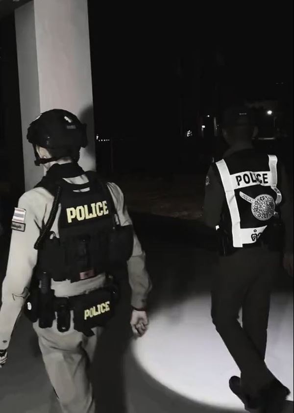 เสียงดนตรีไทยปริศนา ดังตอนตี 5 ในโรงเรียน ตร. ลุยตรวจ 5 คน เดินอย่างชิด เสียงดนตรีไทยปริศนา ดังตอนตี 5 ในโรงเรียน ตร. ลุยตรวจ 5 คน เดินอย่างชิด